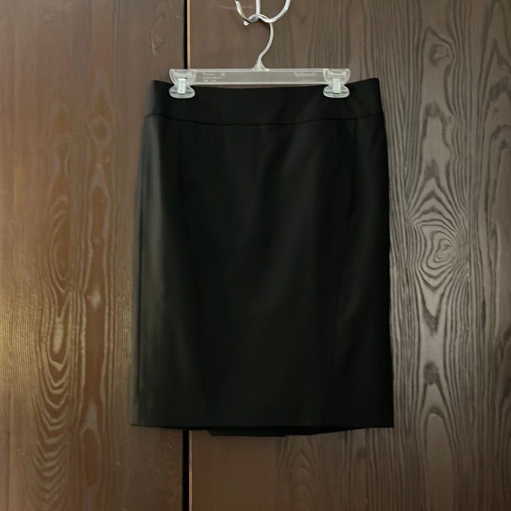Ann Taylor black, pencil skirt. Size 6.